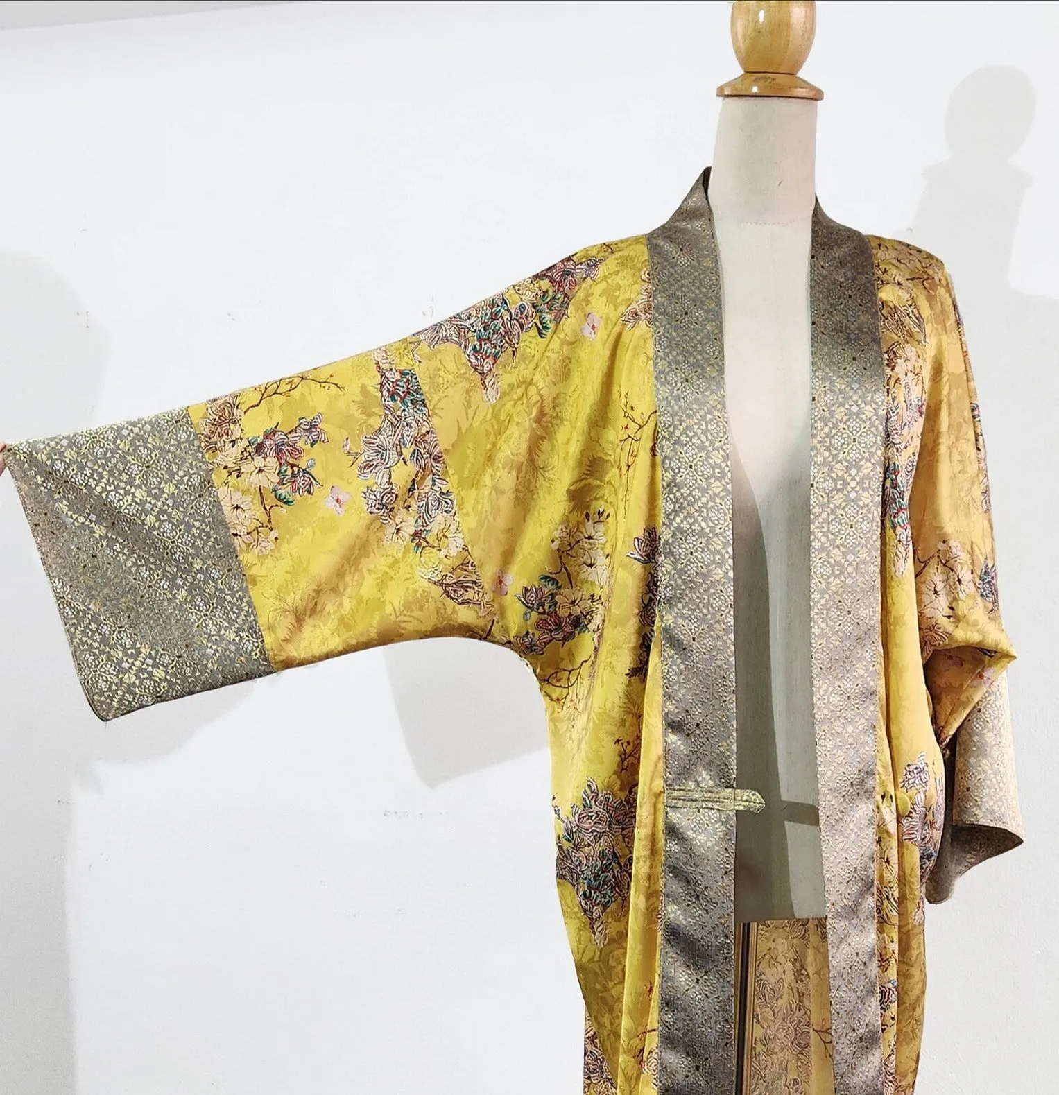 1920s loungewear kimono robe in printed yellow satin