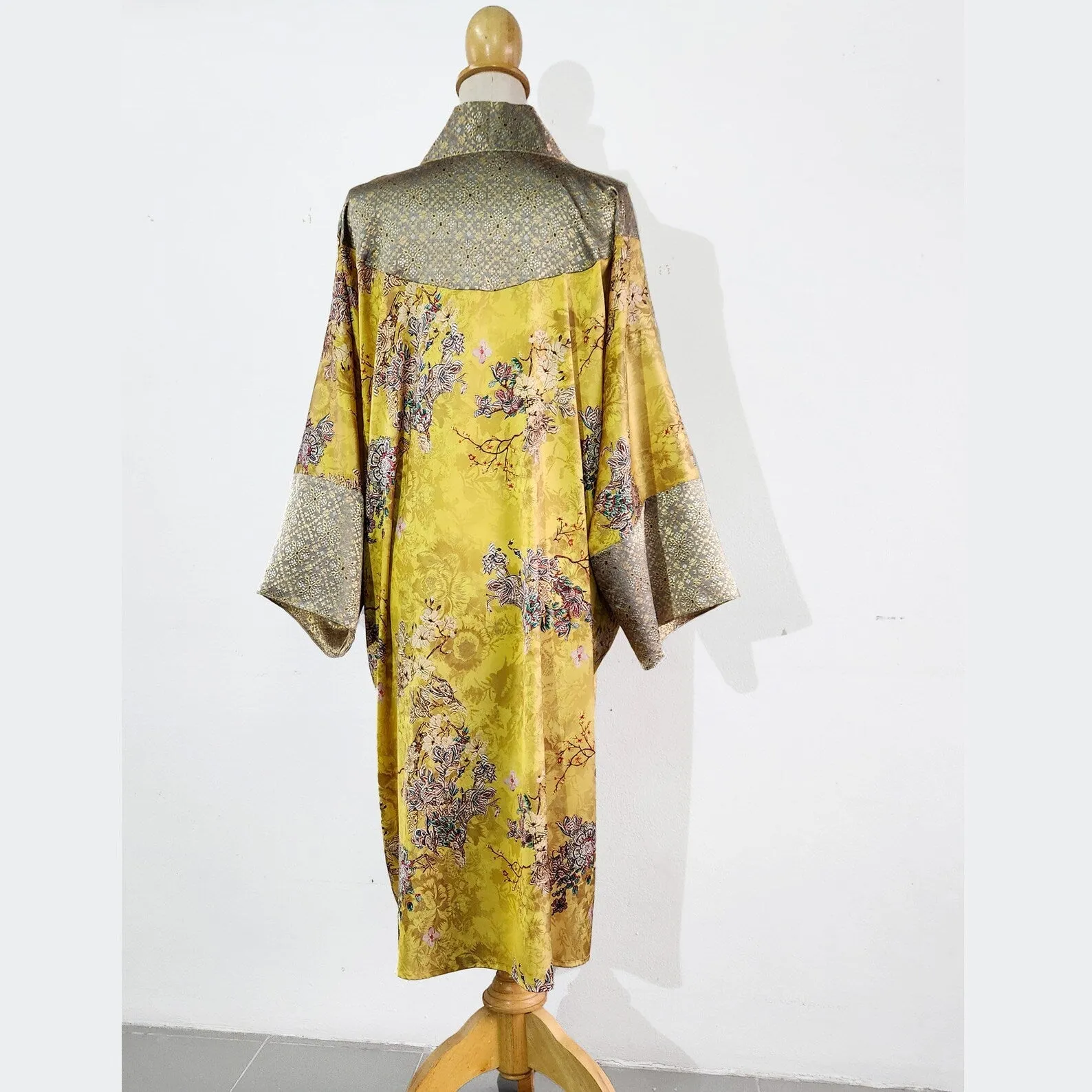 1920s loungewear kimono robe in printed yellow satin